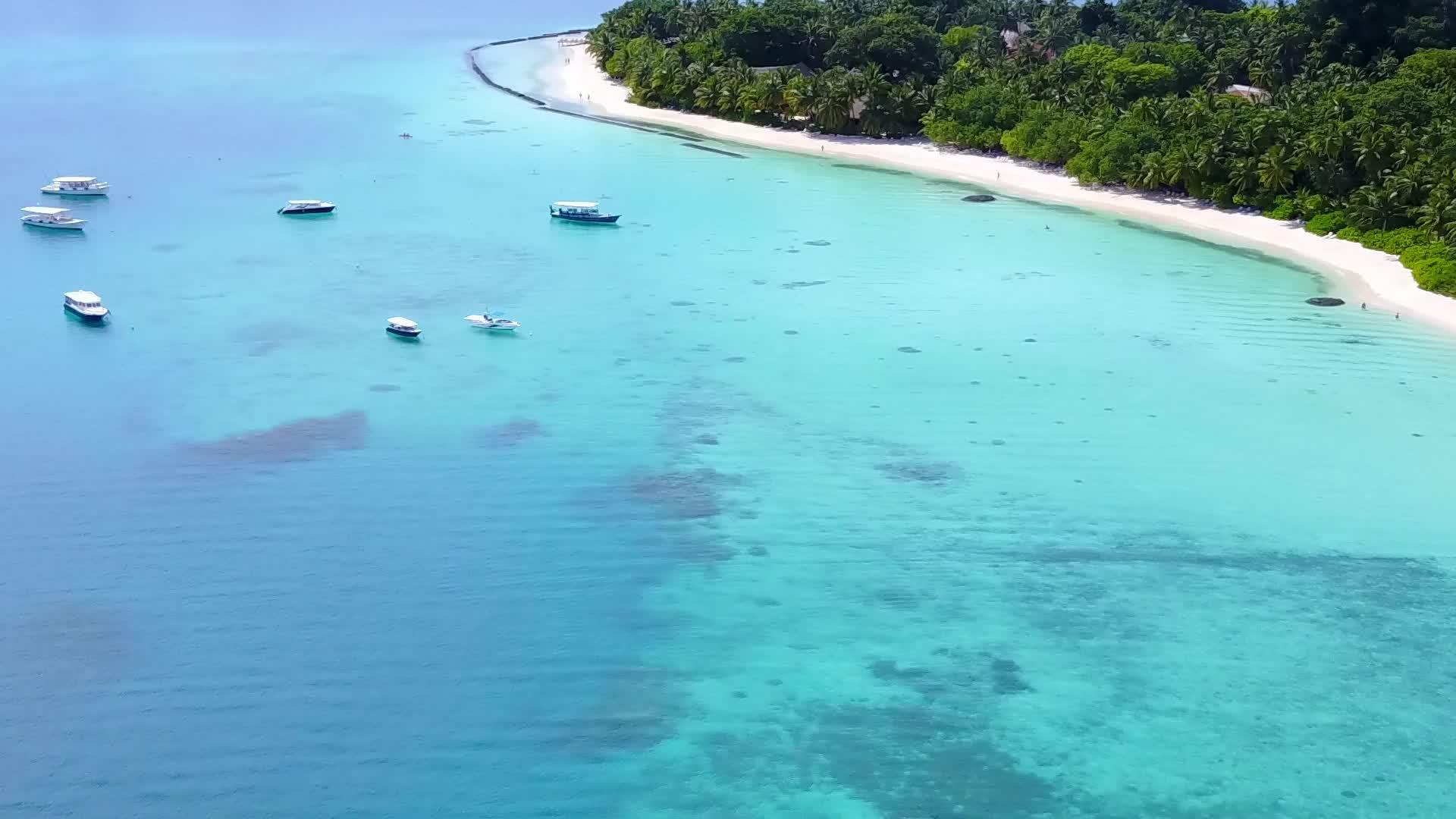 蓝海和白沙底蓝海放松环礁湖海滩假日空中无人驾驶飞机视频的预览图