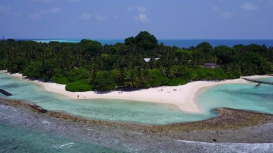 热带海和白沙为背景的热带海湾海滩假日场景视频的预览图