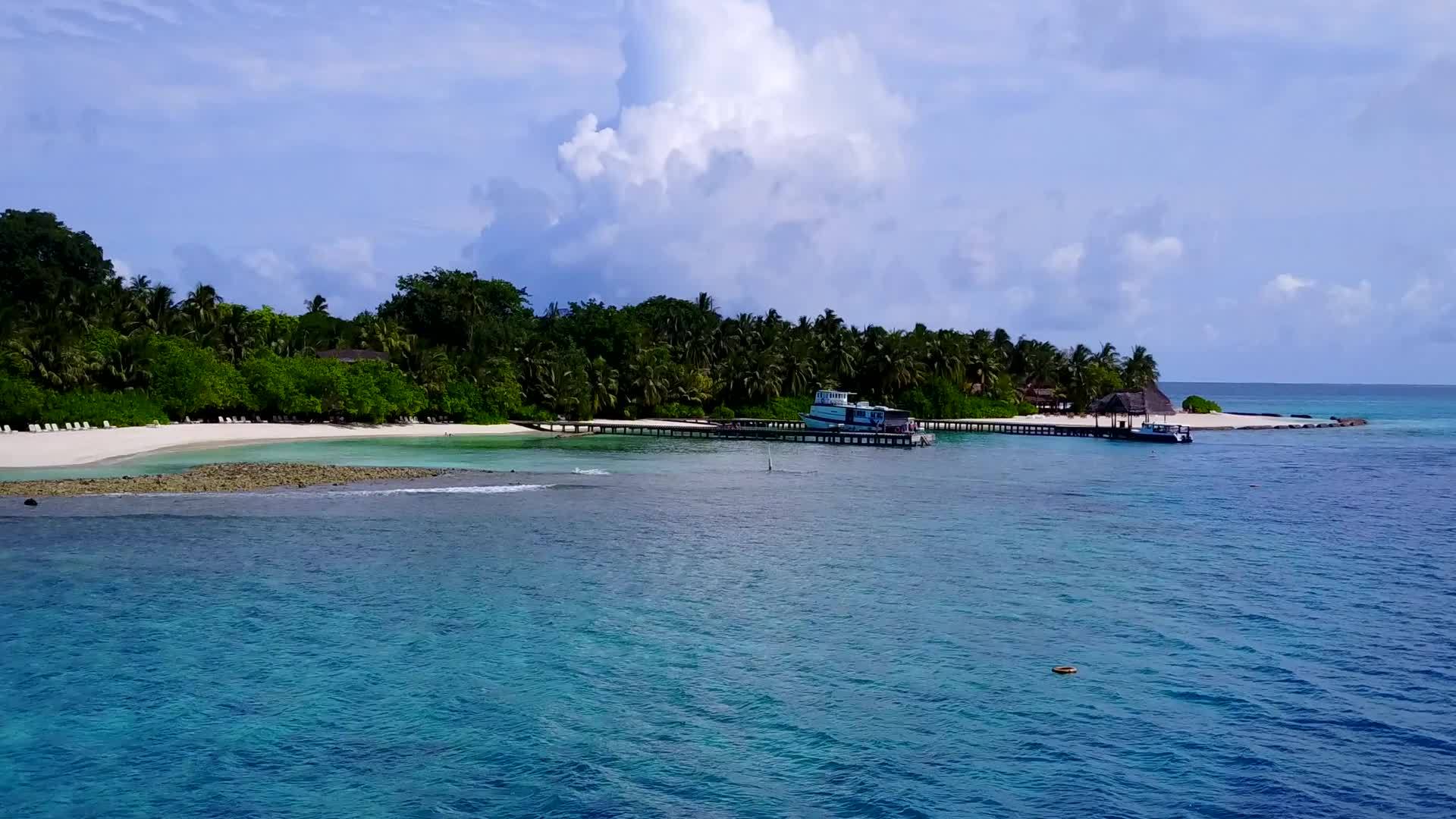 热带海景天空以透明海洋和白色沙尘为背景视频的预览图