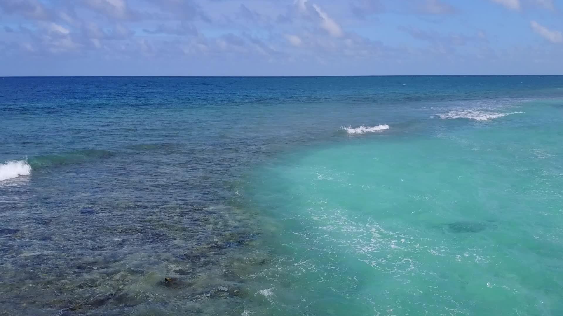 蓝海和白沙的背景打破了异国情调的海滩无人机视频的预览图
