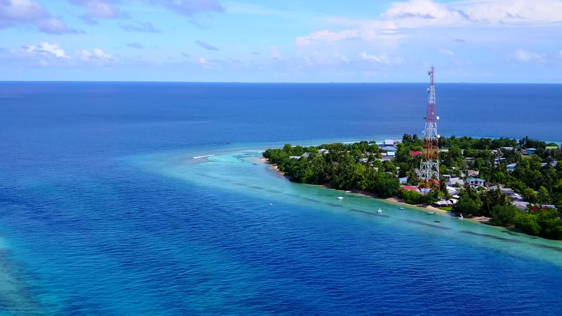 以蓝色环礁湖和白色沙滩为背景美丽的海岸线海滩之旅视频的预览图