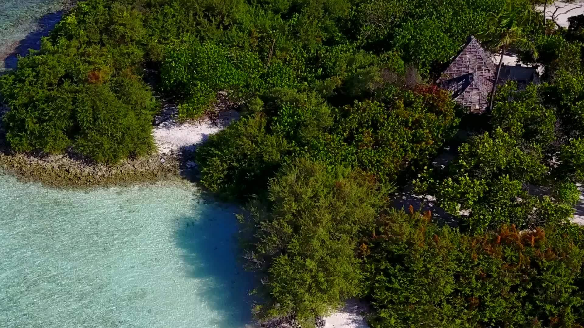 豪华泻湖海滩冒险空中无人机全景透明水和白沙背景视频的预览图