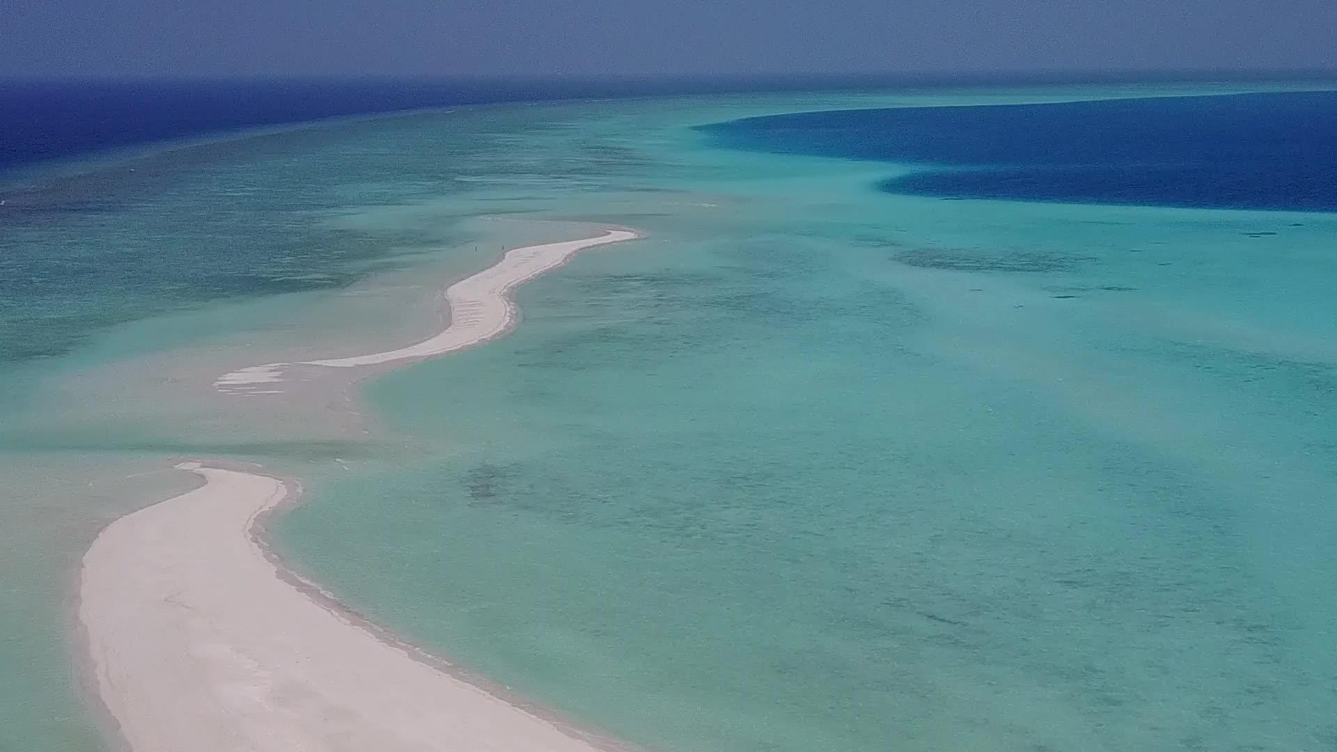 白沙背景蓝色泻湖美丽度假海滩时间空中无人机天空视频的预览图
