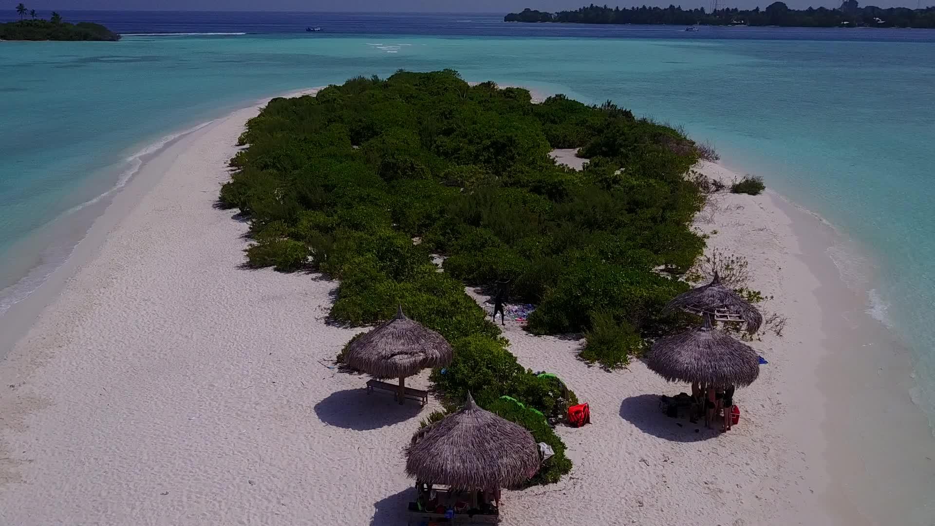 无人驾驶飞机在豪华驾驶飞机在豪华海滩上航行视频的预览图