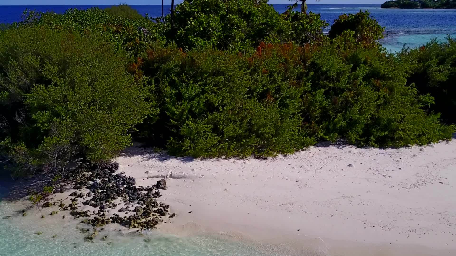 蓝色海洋和白色沙底蓝色海洋的美丽海景海滩度假天空全景视频的预览图
