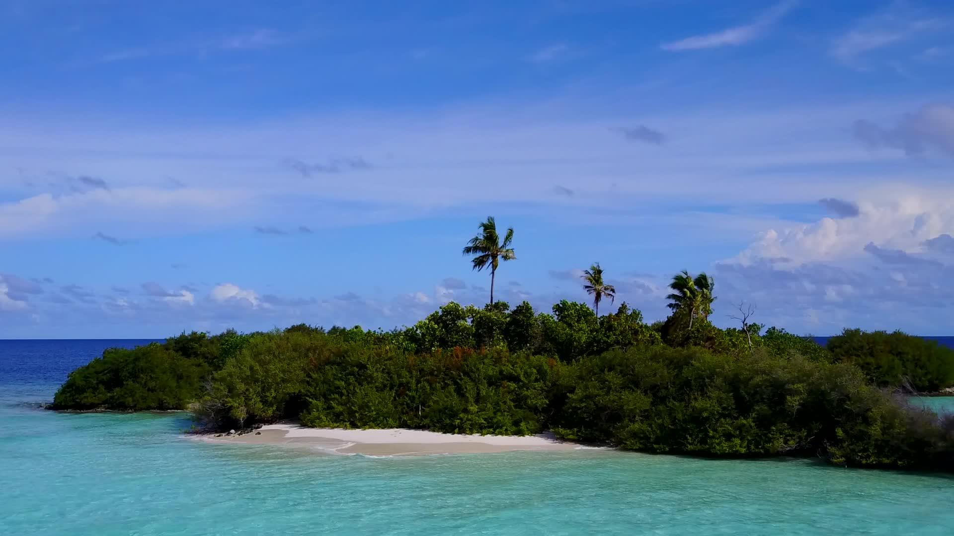美丽的岛屿海滩时间以透明的环礁湖和白色沙滩为背景视频的预览图