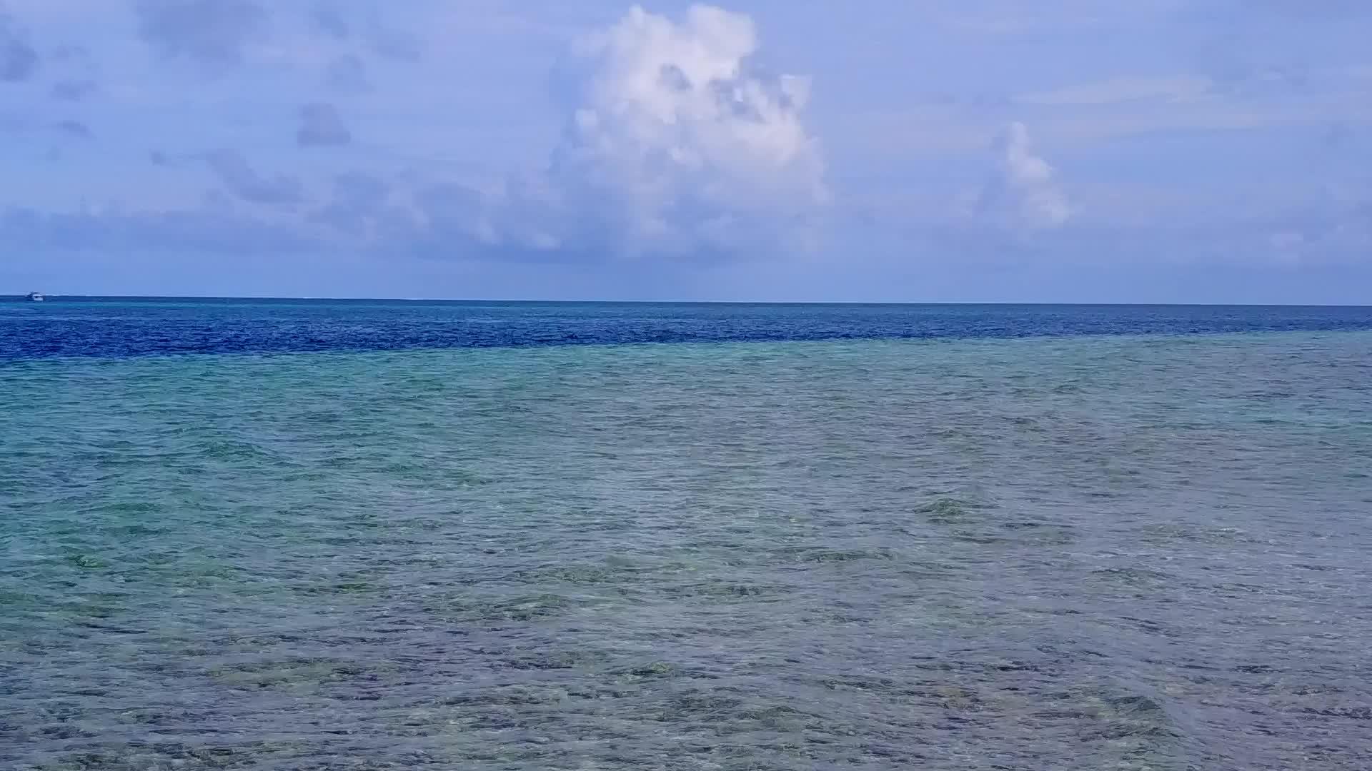 通过环礁湖透明的白色沙沙背景探索宁静的海滩和海滩视频的预览图