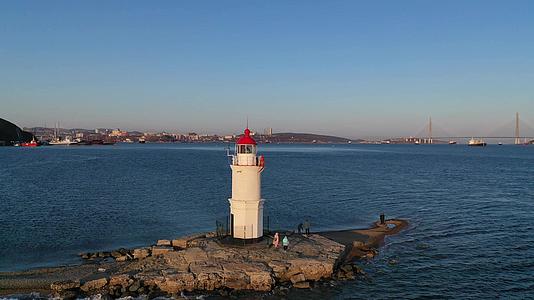 白色灯塔的海景风向弗拉迪·沃斯托克俄罗西亚视频的预览图
