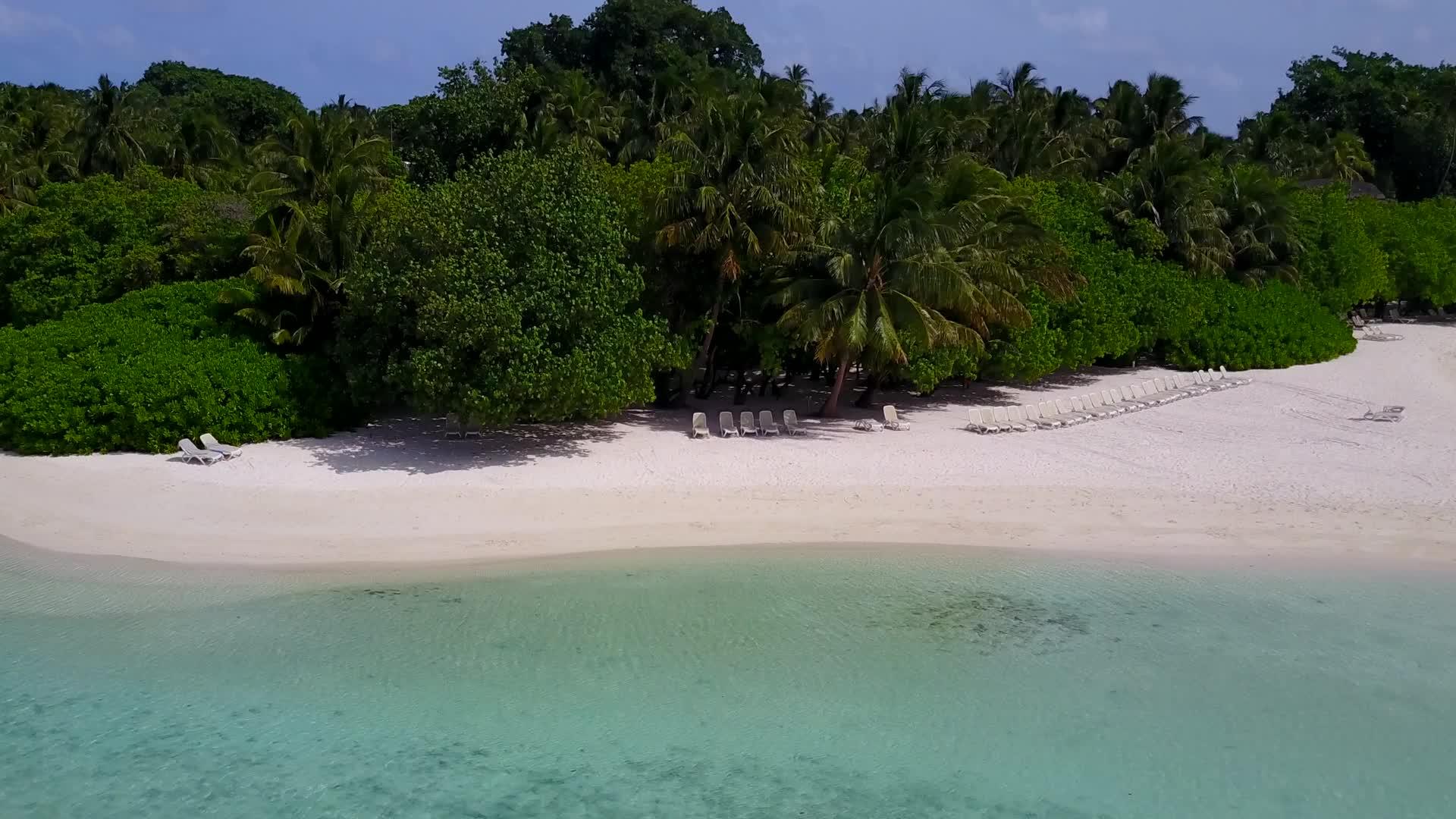 完美的海岸海滩旅行由蓝环礁和白沙背景的蓝色环礁进行视频的预览图