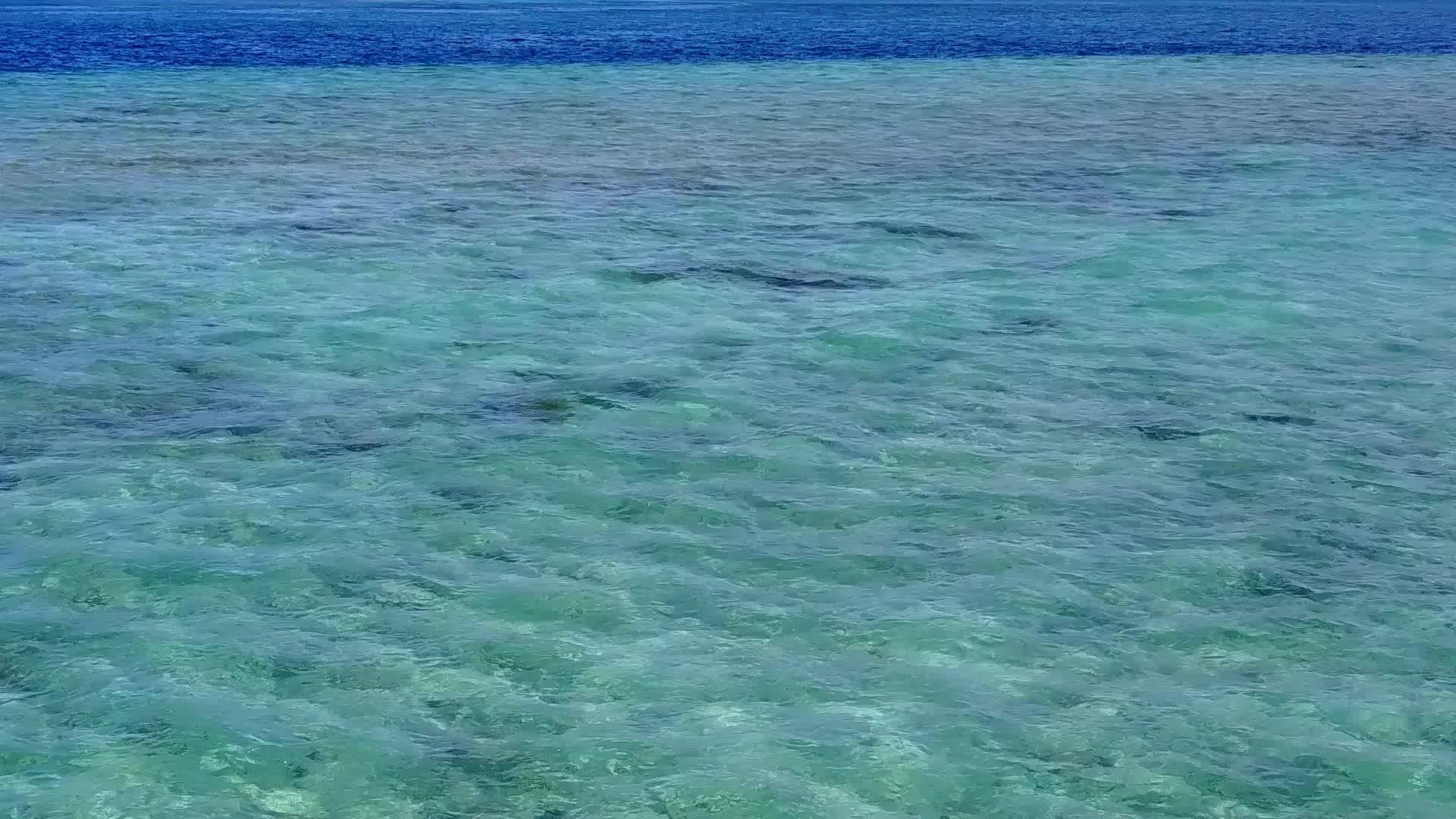 蓝海白沙背景海岛海滩空中旅游视频的预览图