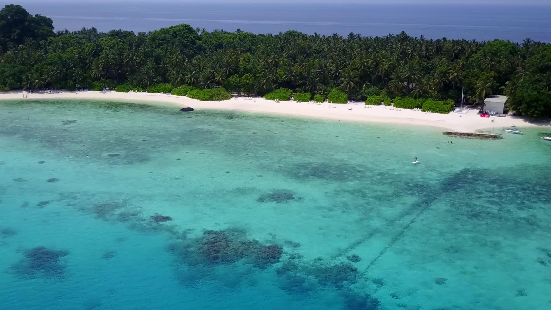 浅海和浅沙背景浅海豪华岛屿海滩生活方式视频的预览图