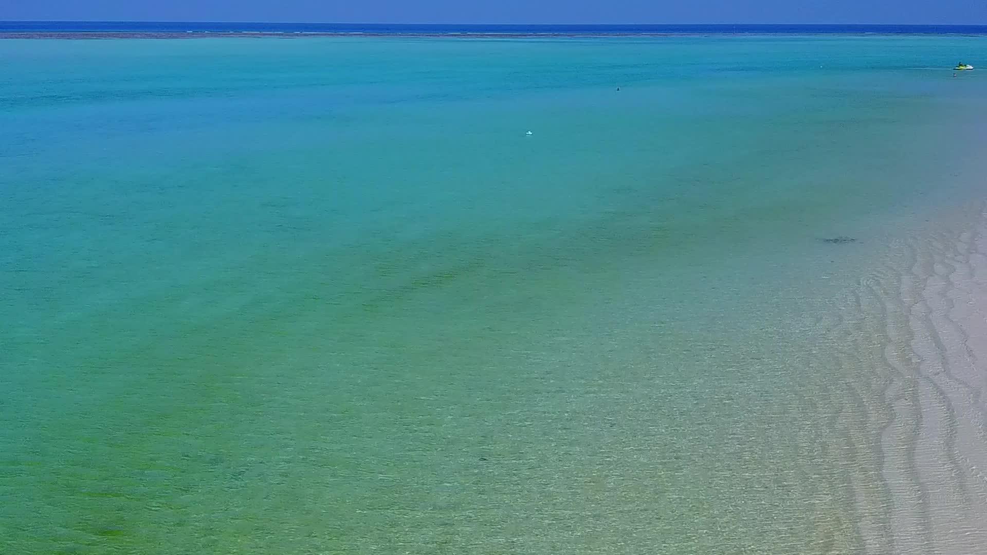 蓝水和白沙背景的海景风雨度假度假度假度假度假度假度假度假度假视频的预览图