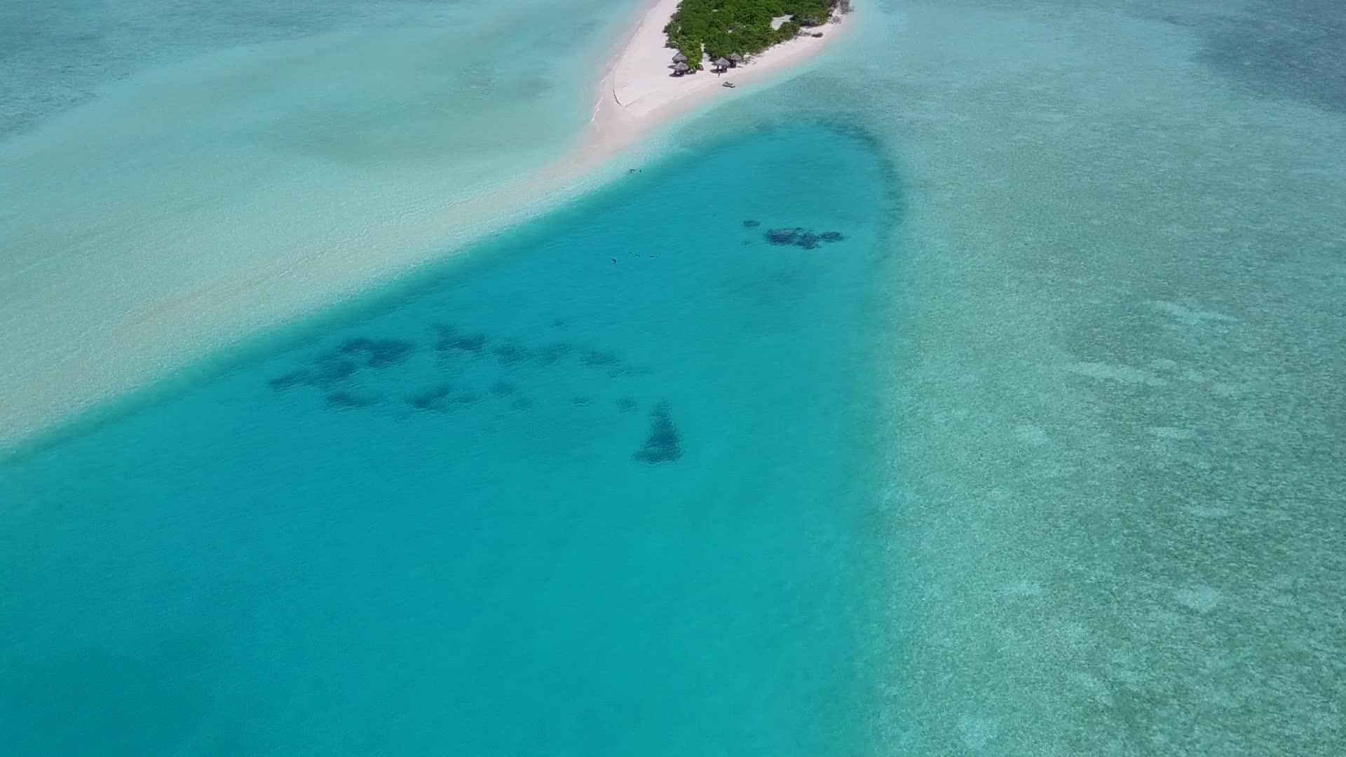奇怪的岛屿海滩度假空中无人驾驶视频的预览图
