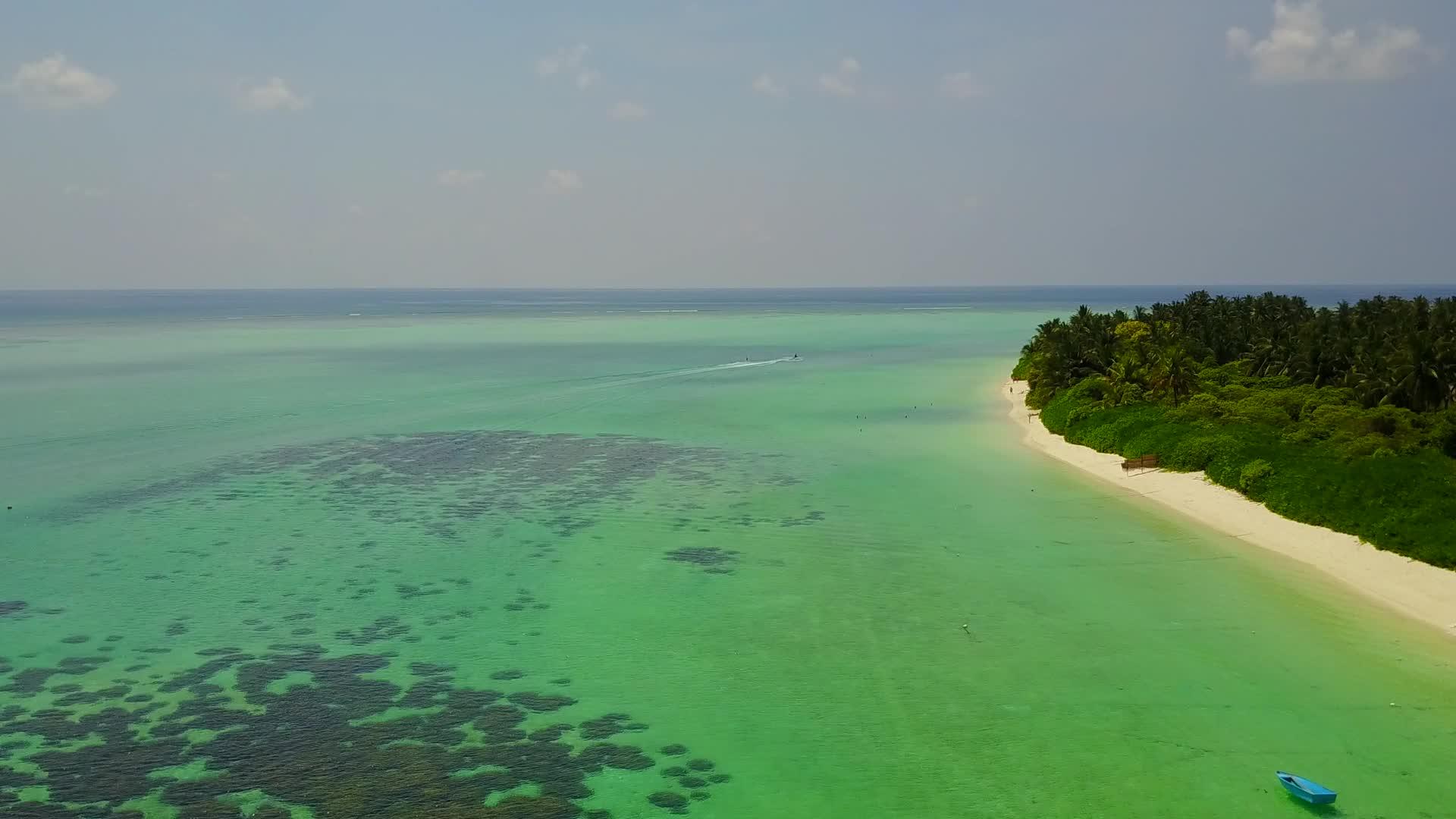 通过清海的白沙背景放松海湾海滩时间的空中景观视频的预览图