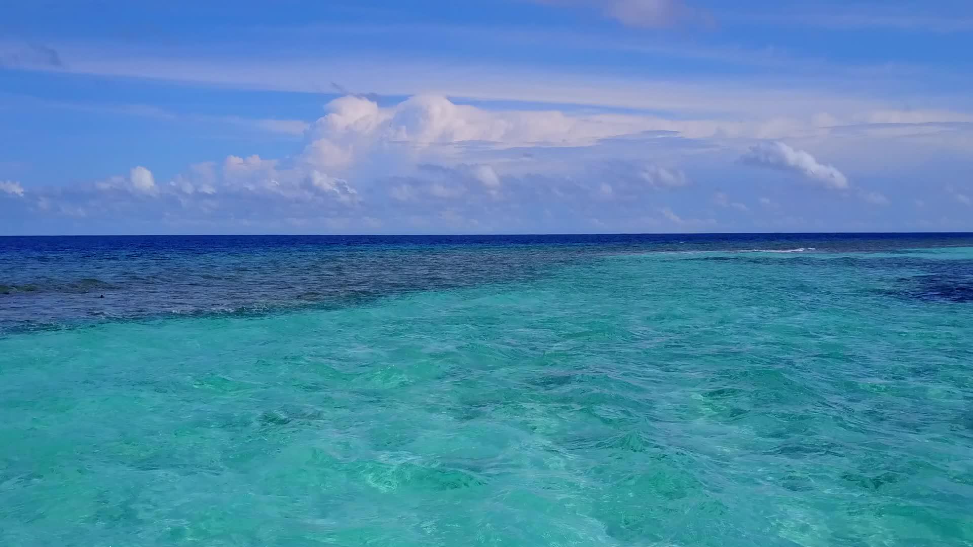 无人驾驶飞机在豪华岛屿海滩旅行的性质是清洁的沙土背景视频的预览图