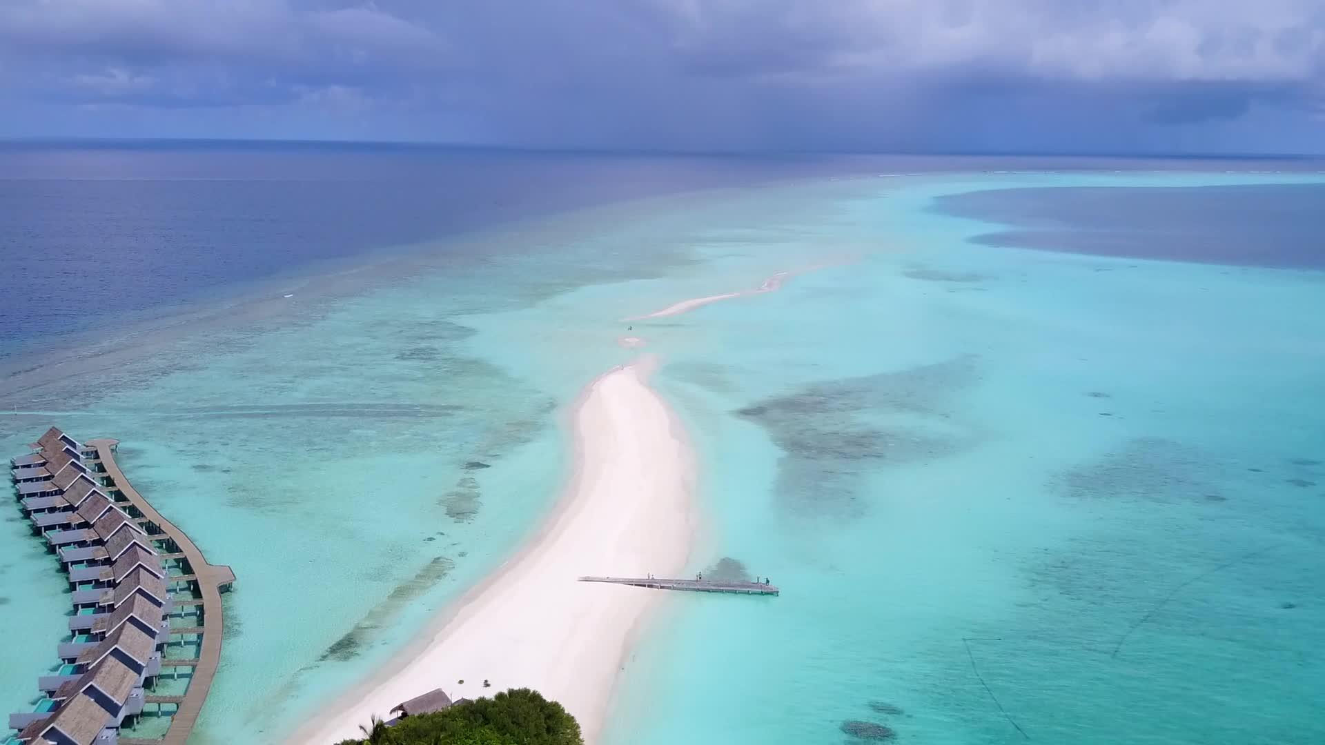 蓝海和白沙底蓝海热带海湾海滩假日无人驾驶空中飞机视频的预览图