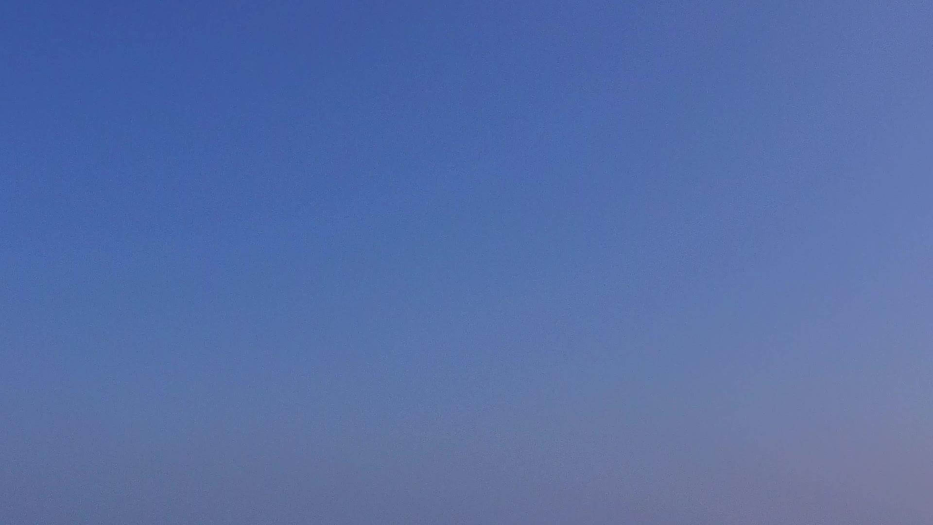 以蓝环礁和白沙为背景的异国情调的海滨海滩在空中旅行视频的预览图