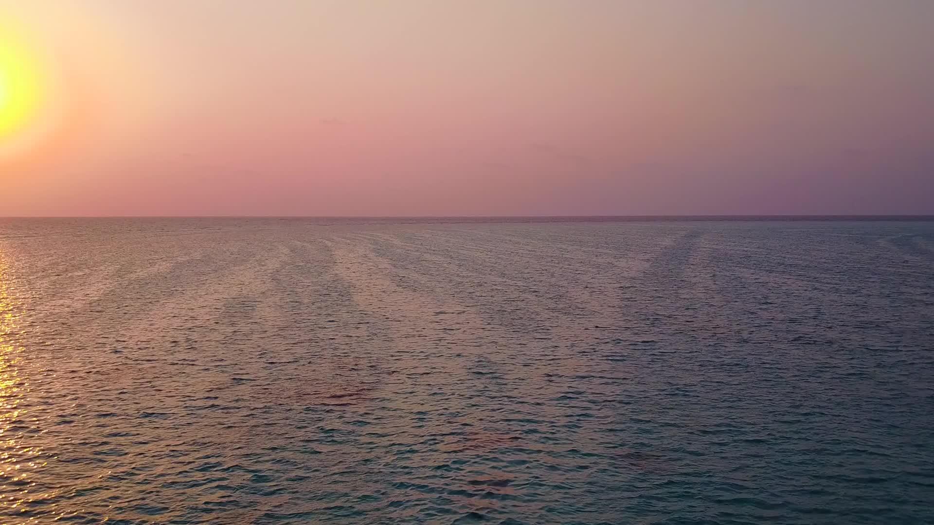 浅海和白色海滩背景的美丽度假胜地海滩风在空中视频的预览图