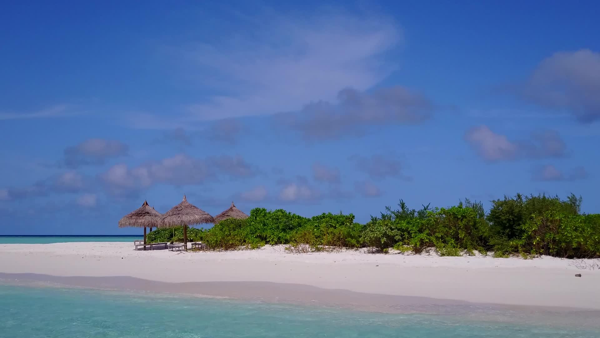 以绿松环礁湖为例以白色沙滩为背景观赏海滩生活方式视频的预览图