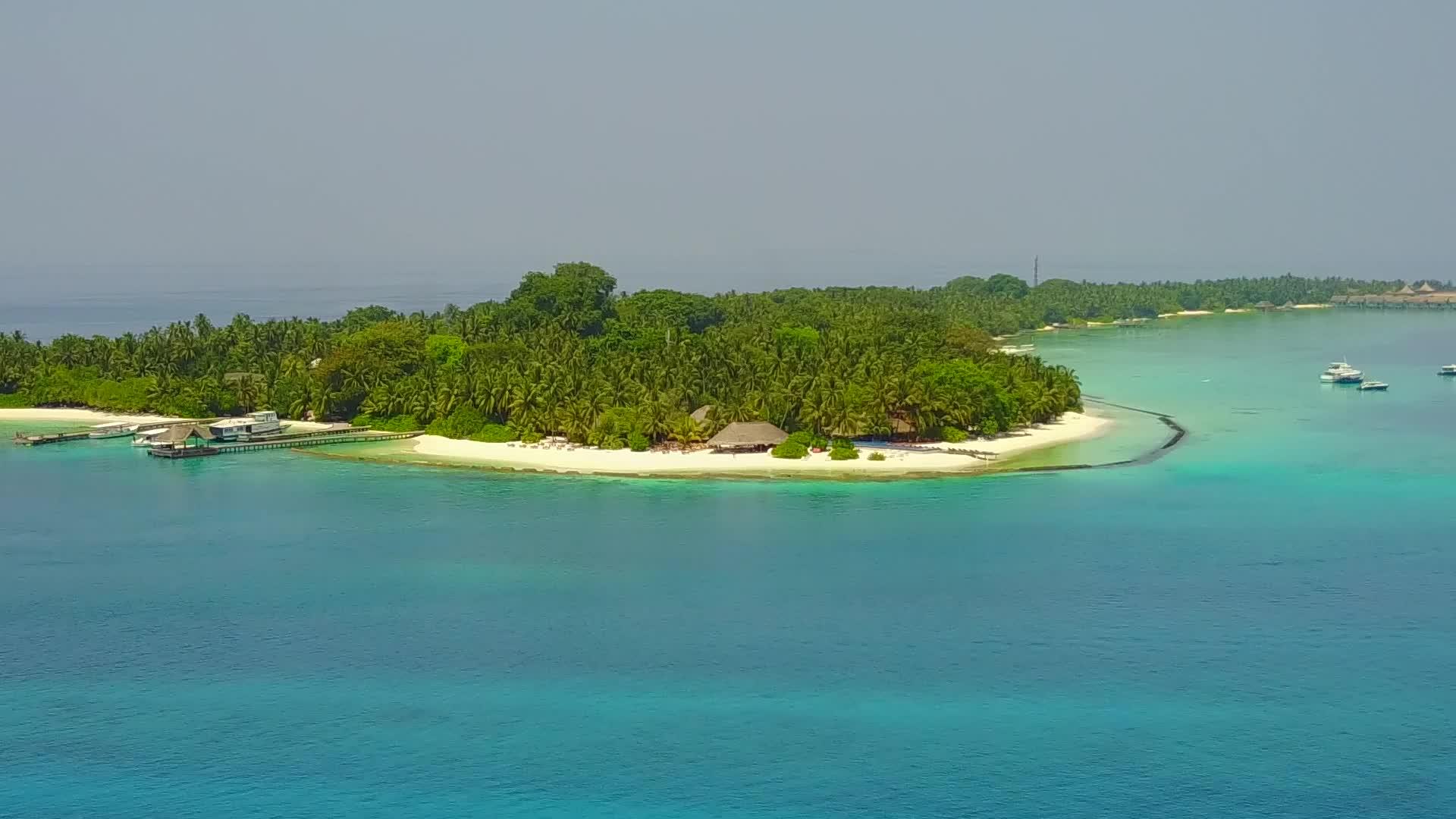 观赏蓝色海岸海滩的奇特风景背景为白色海滩视频的预览图