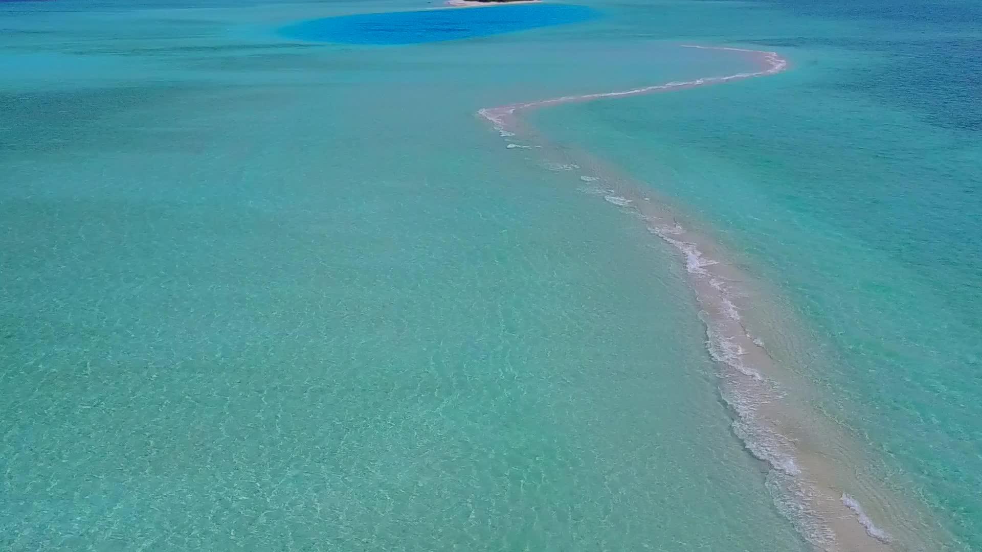 在蓝水白沙的背景下完美的海滩度假空中天空视频的预览图