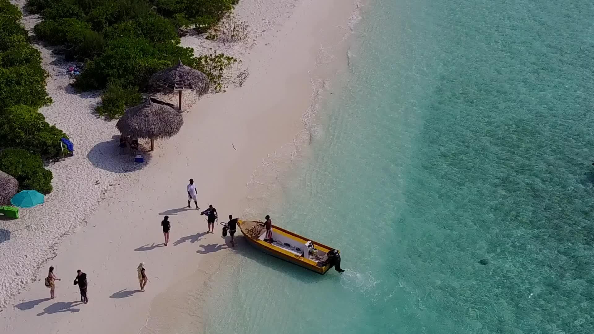在透明水和白色沙尘的背景下完美的海滩航程在空中视频的预览图