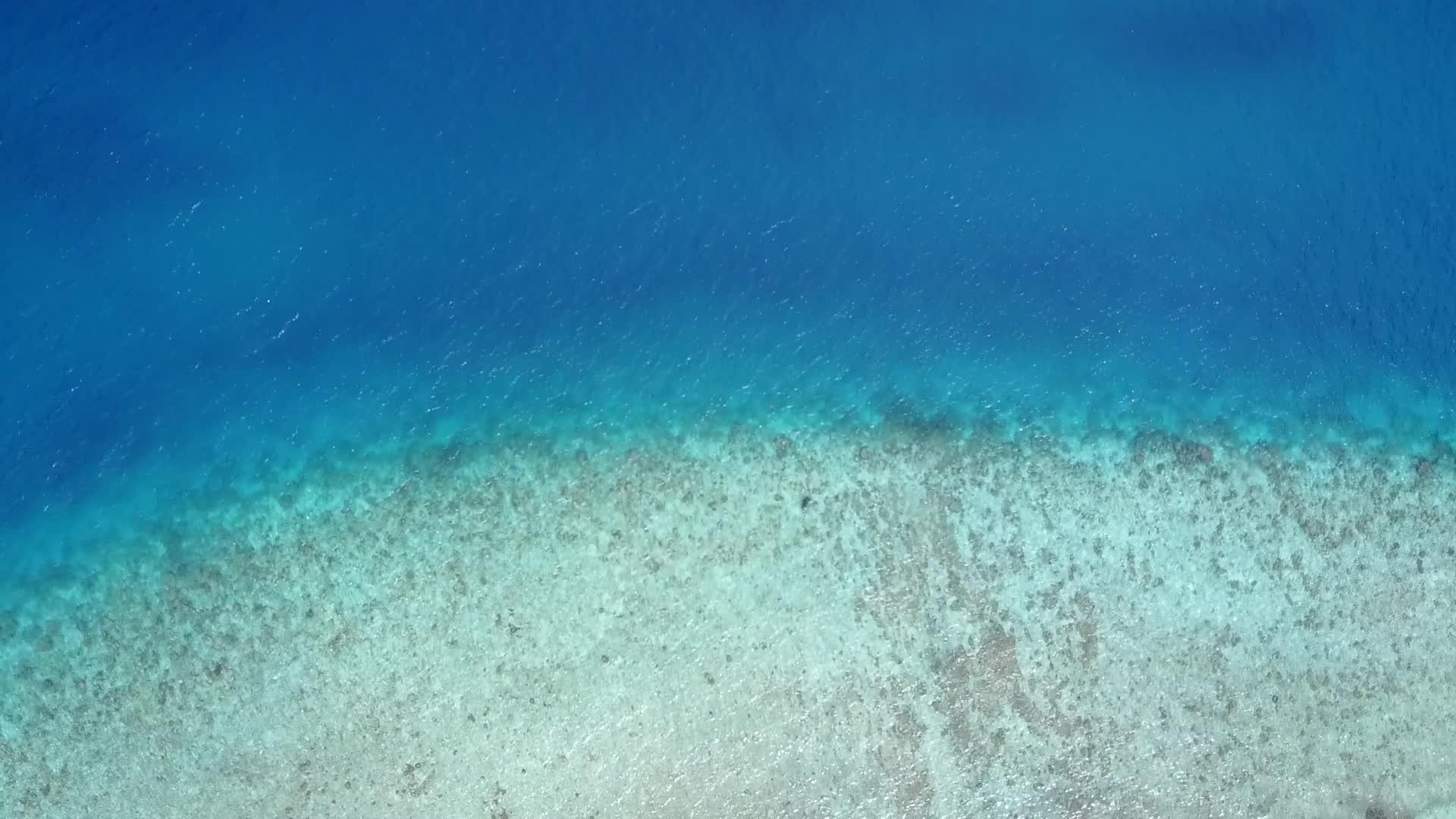 完美的海岸海滩旅行背景清晰的环礁湖和白色海滩视频的预览图