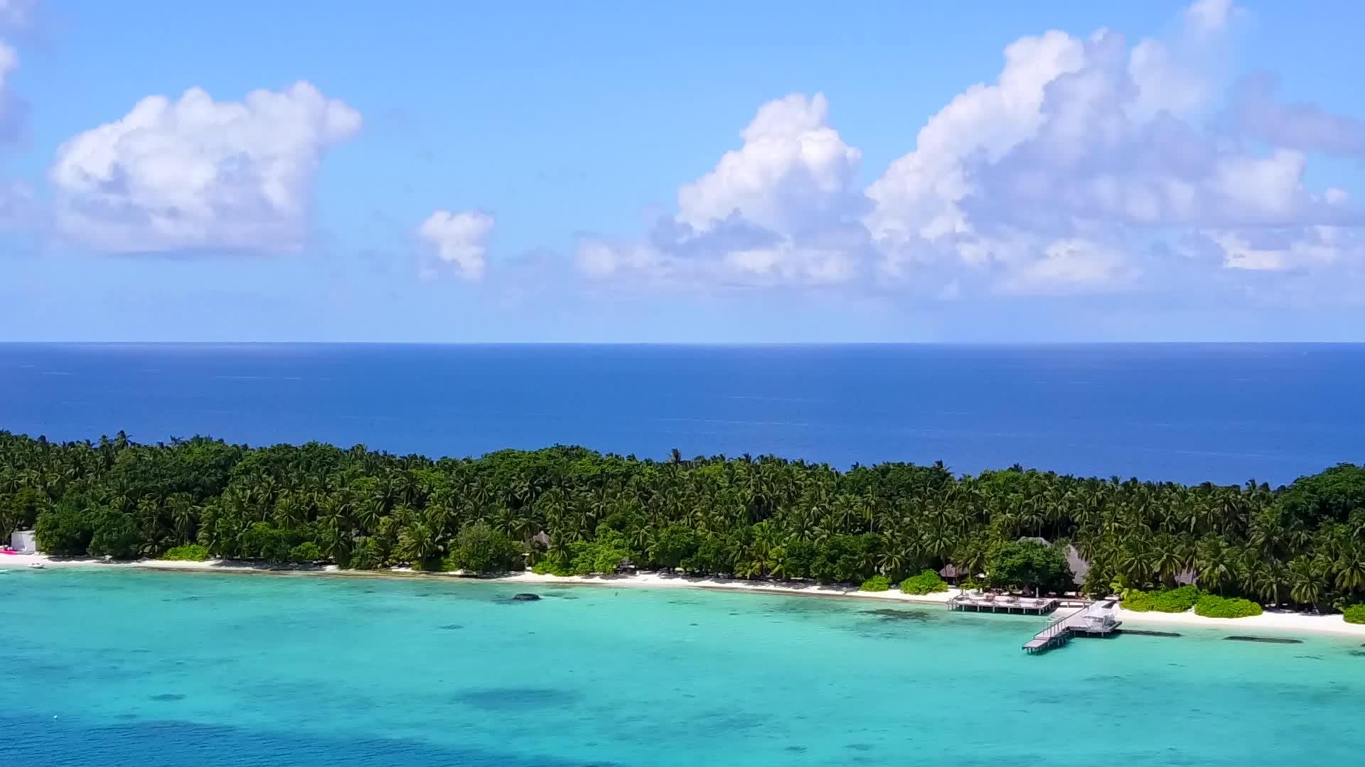 蓝海净沙背景下的天堂海景海滩度假空气质感视频的预览图