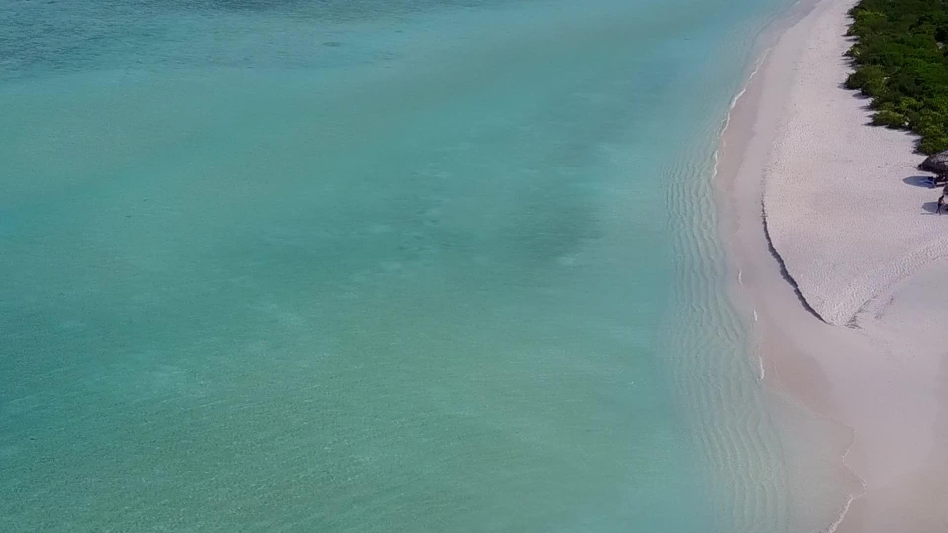 白沙背景绿松石海洋豪华度假村海滩的空气质量视频的预览图