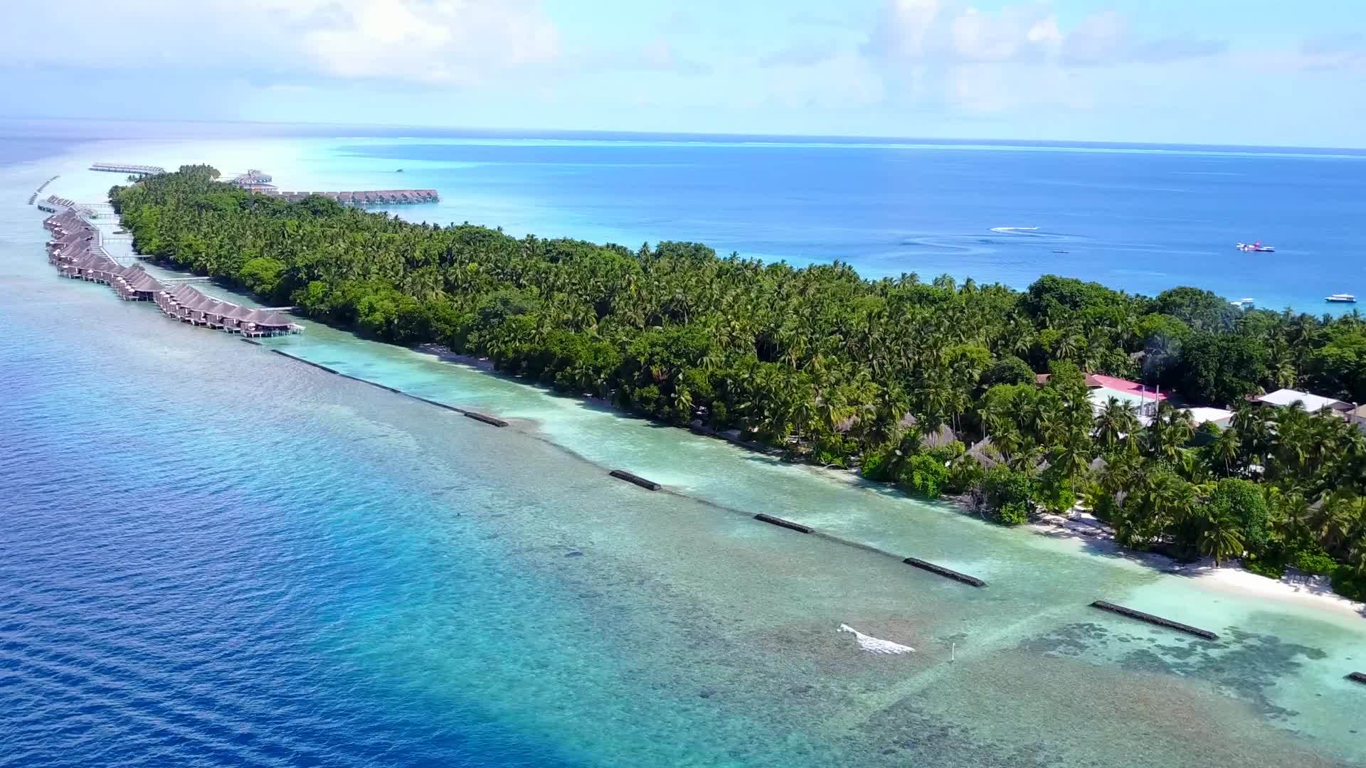 空中无人驾驶以蓝绿环礁湖和白沙为背景打破了豪华的海湾海滩视频的预览图