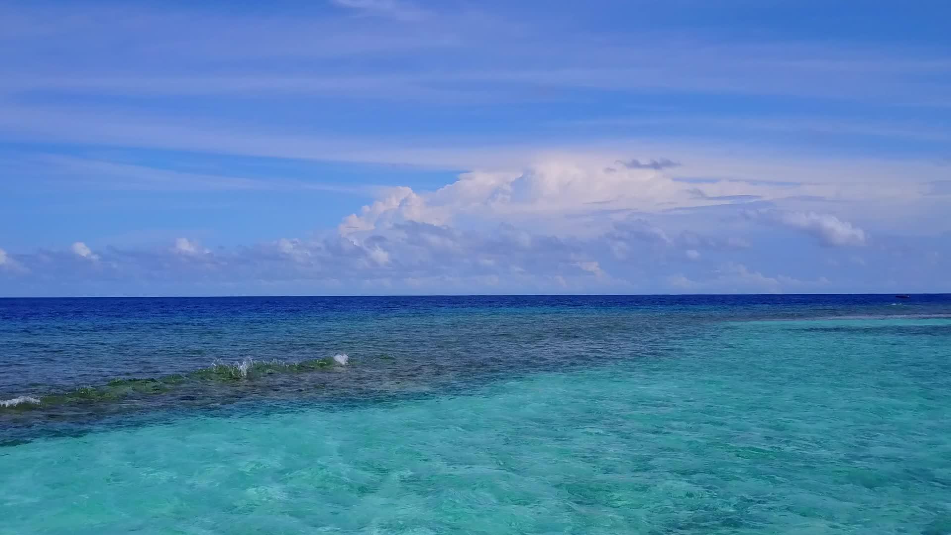 以蓝色水和白色沙子为背景的美丽旅游海滩度假胜地视频的预览图
