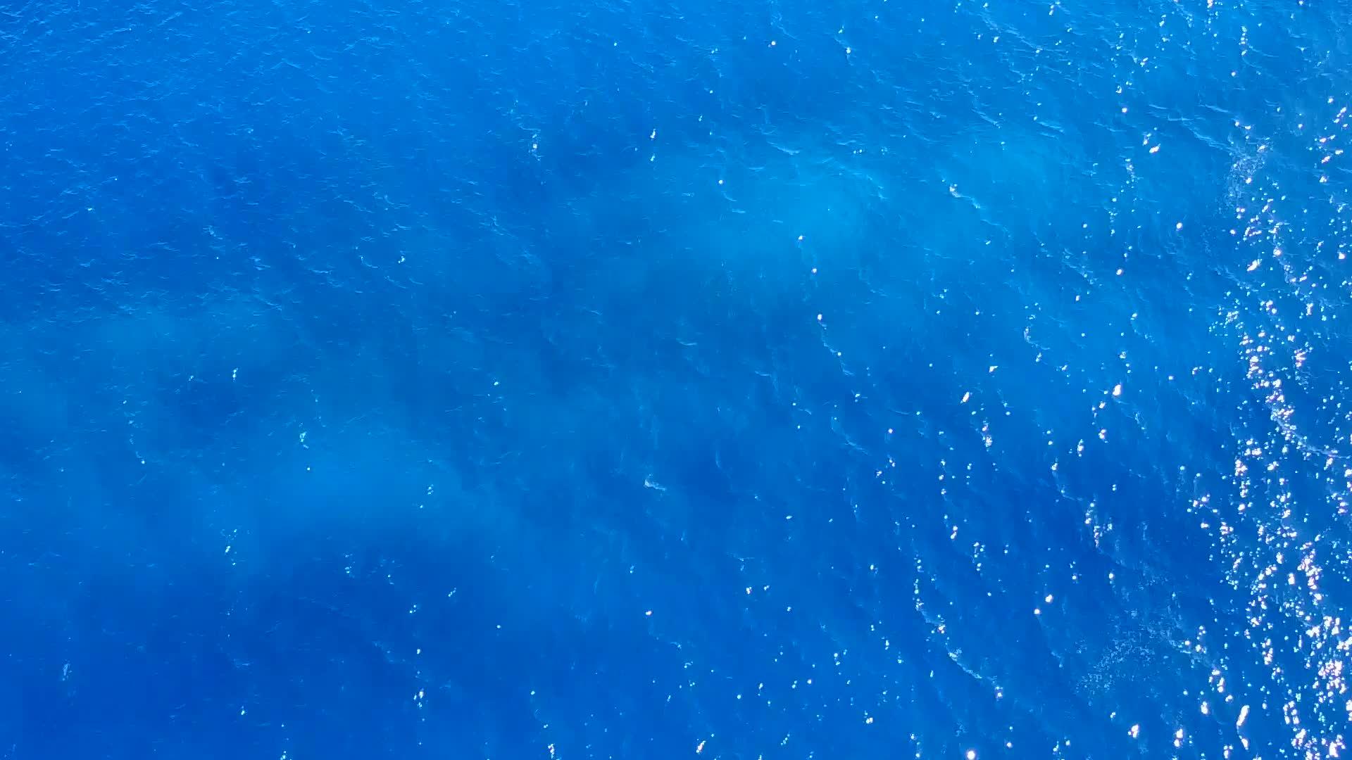 蓝色海洋和浅沙背景海洋度假胜地海滩时空视野视频的预览图