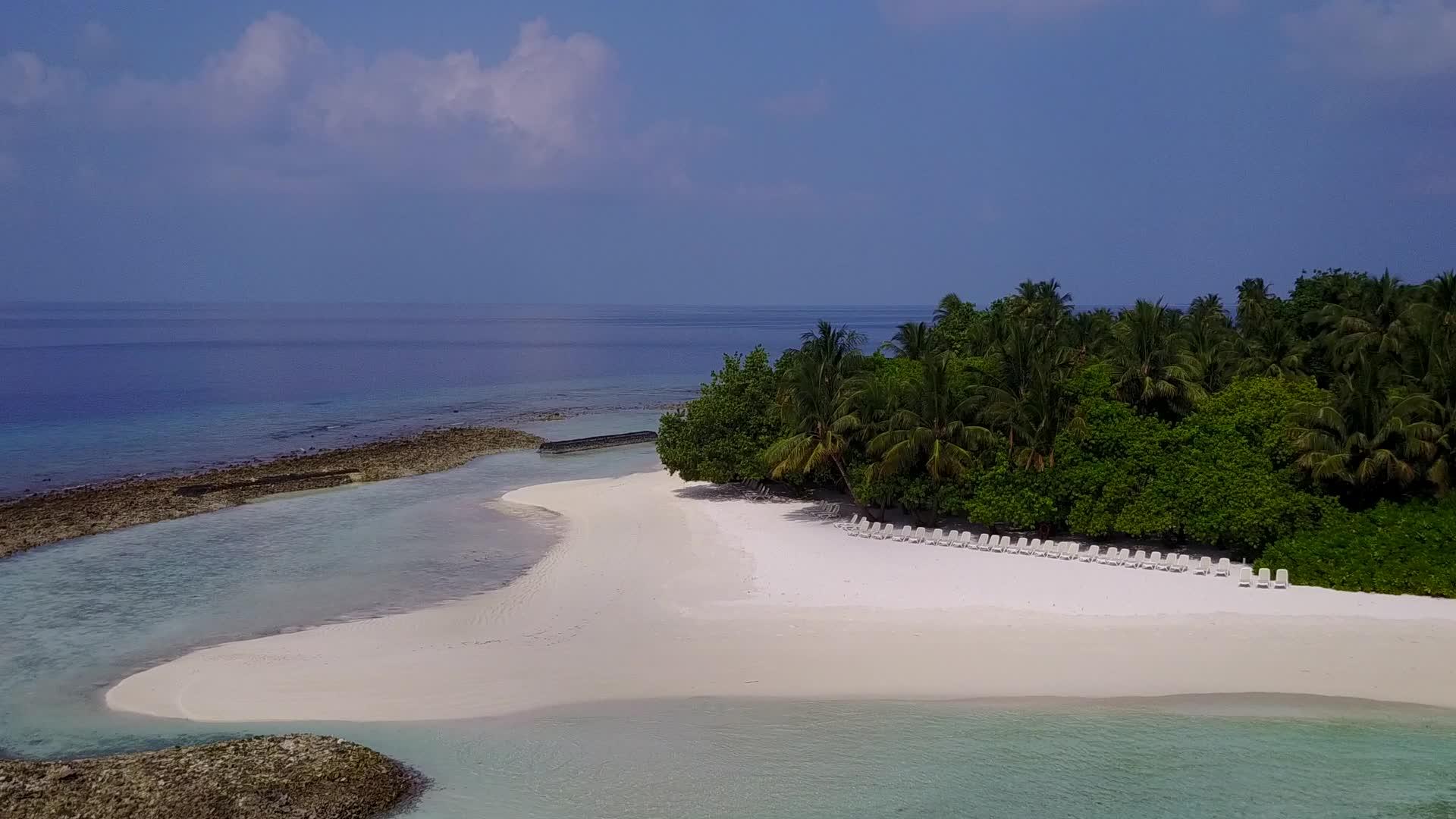 蓝色水和豪华度假度假村海滩时间的清洁沙地背景视频的预览图