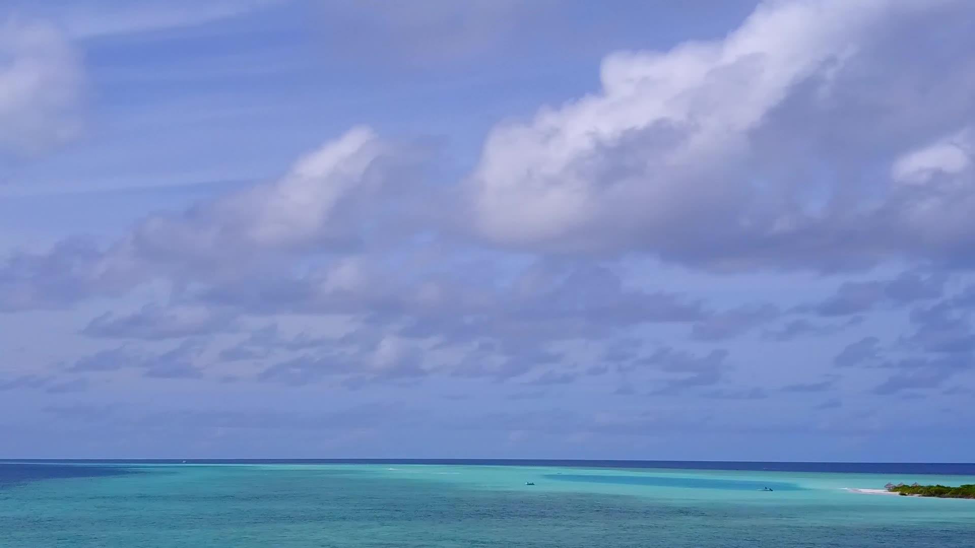 以透明的白色海滩为背景的海洋是一个安静的海岸海滩假日视频的预览图