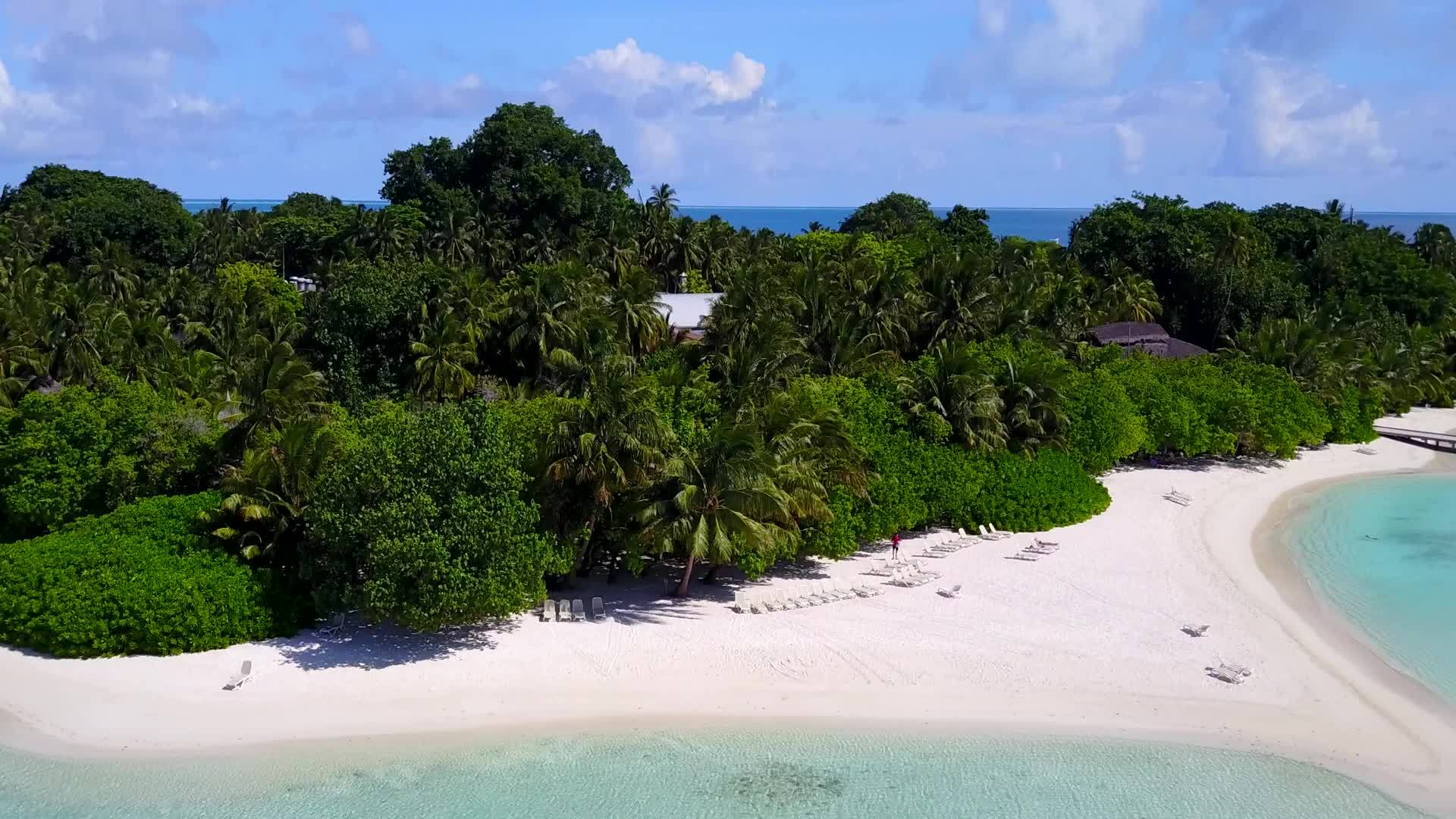 蓝海白沙背景热带海景视频的预览图