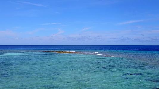 蓝色海洋和清洁沙滩背景的自然度假村海滩之旅视频的预览图