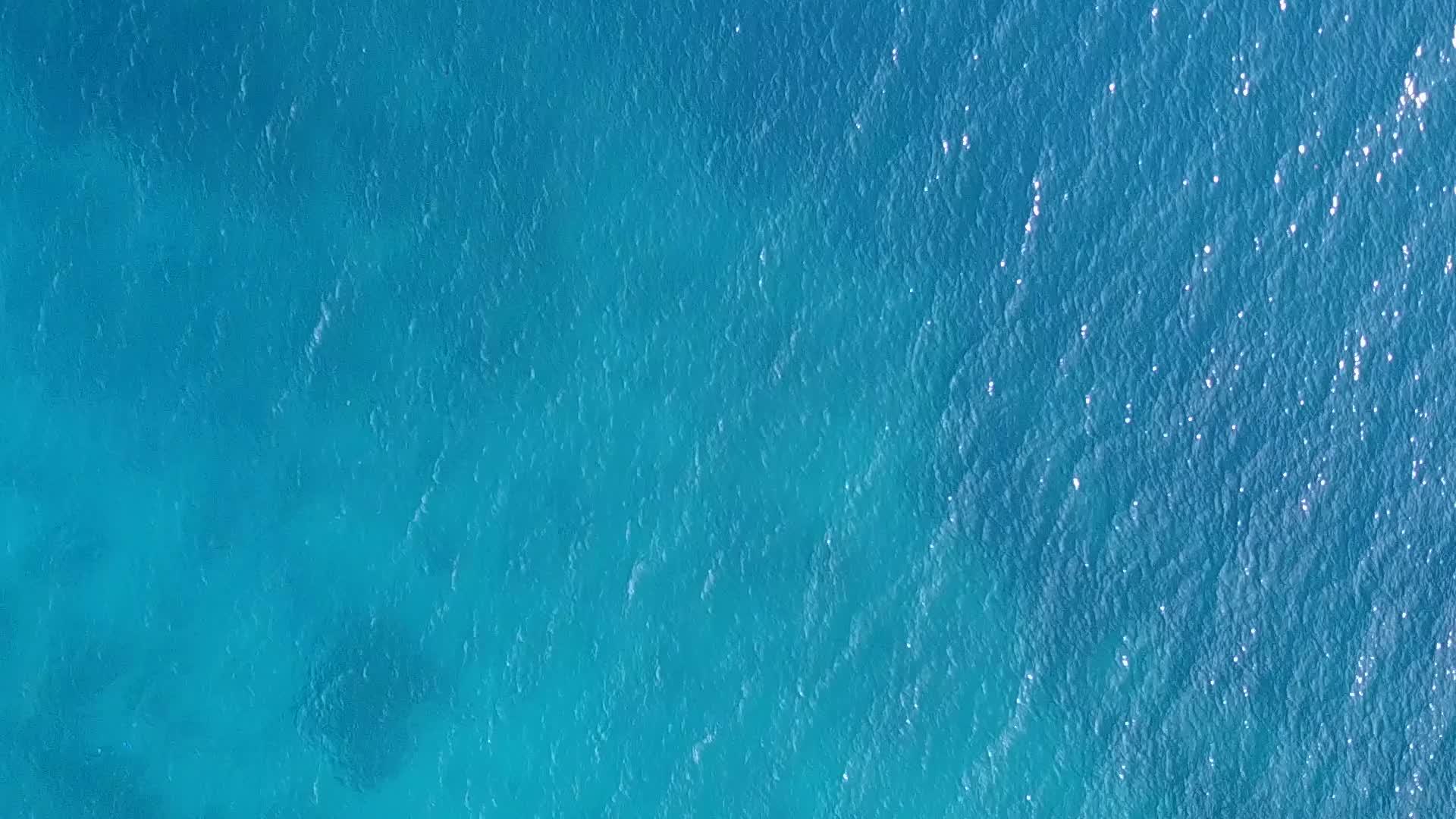 白沙背景蓝色泻湖完美海景海滩时间无人机空中景观视频的预览图