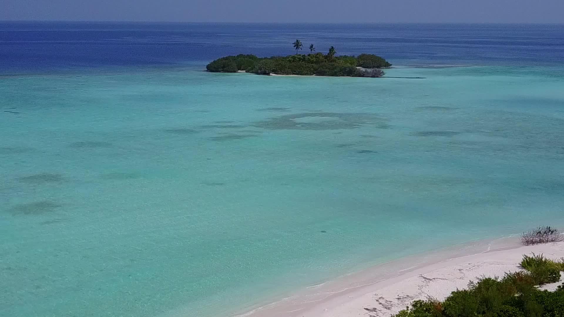 美丽的海滨海滩之旅以水、蓝水和白沙为背景视频的预览图
