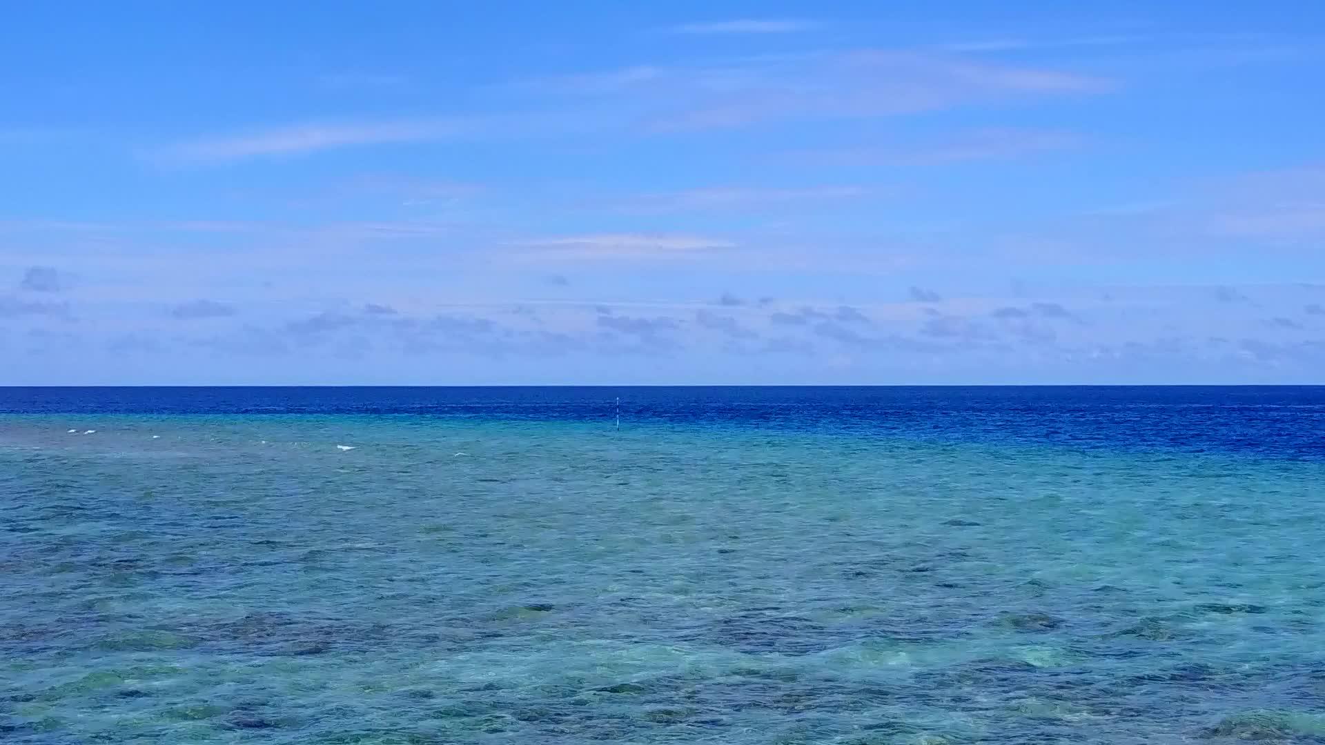 乘坐豪华旅游海滩度假胜地无人在空中飞行视频的预览图