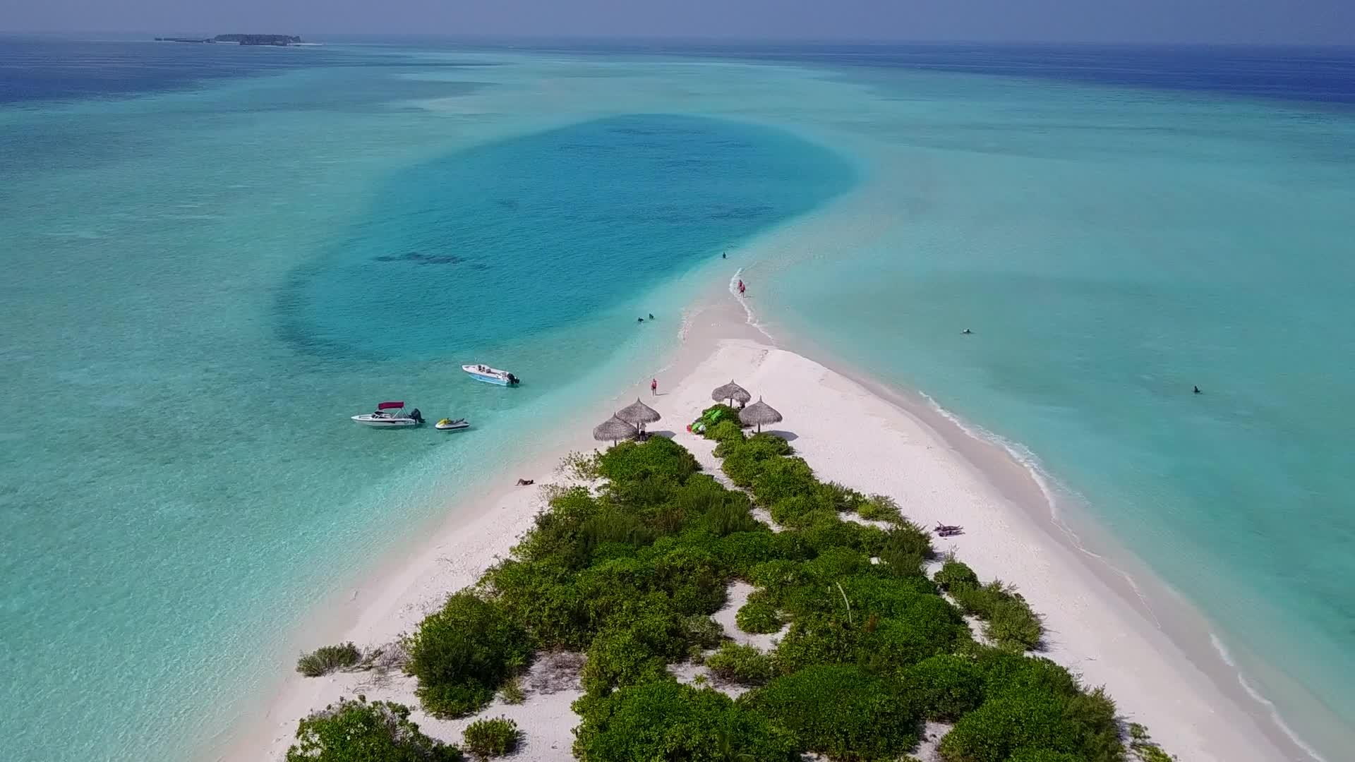 旅游业以浅海为背景观赏热带海岸海滩生活方式视频的预览图