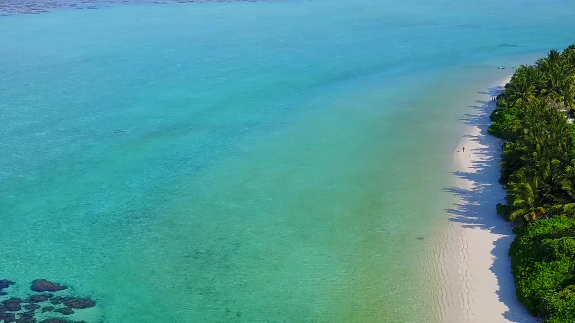 豪华海湾海滩的假日背景是清晰的环礁湖和明亮的海滩视频的预览图