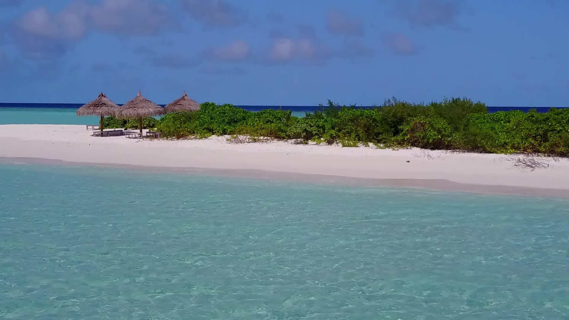 在蓝海和白色沙尘的背景下打破了宁静的岛屿海滩视频的预览图