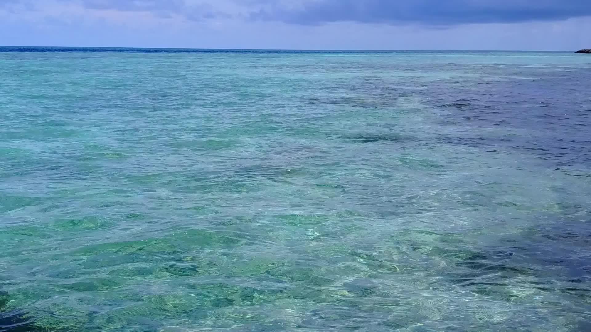 海洋度假村海滩度假无人机景观背景下的浅水白沙视频的预览图