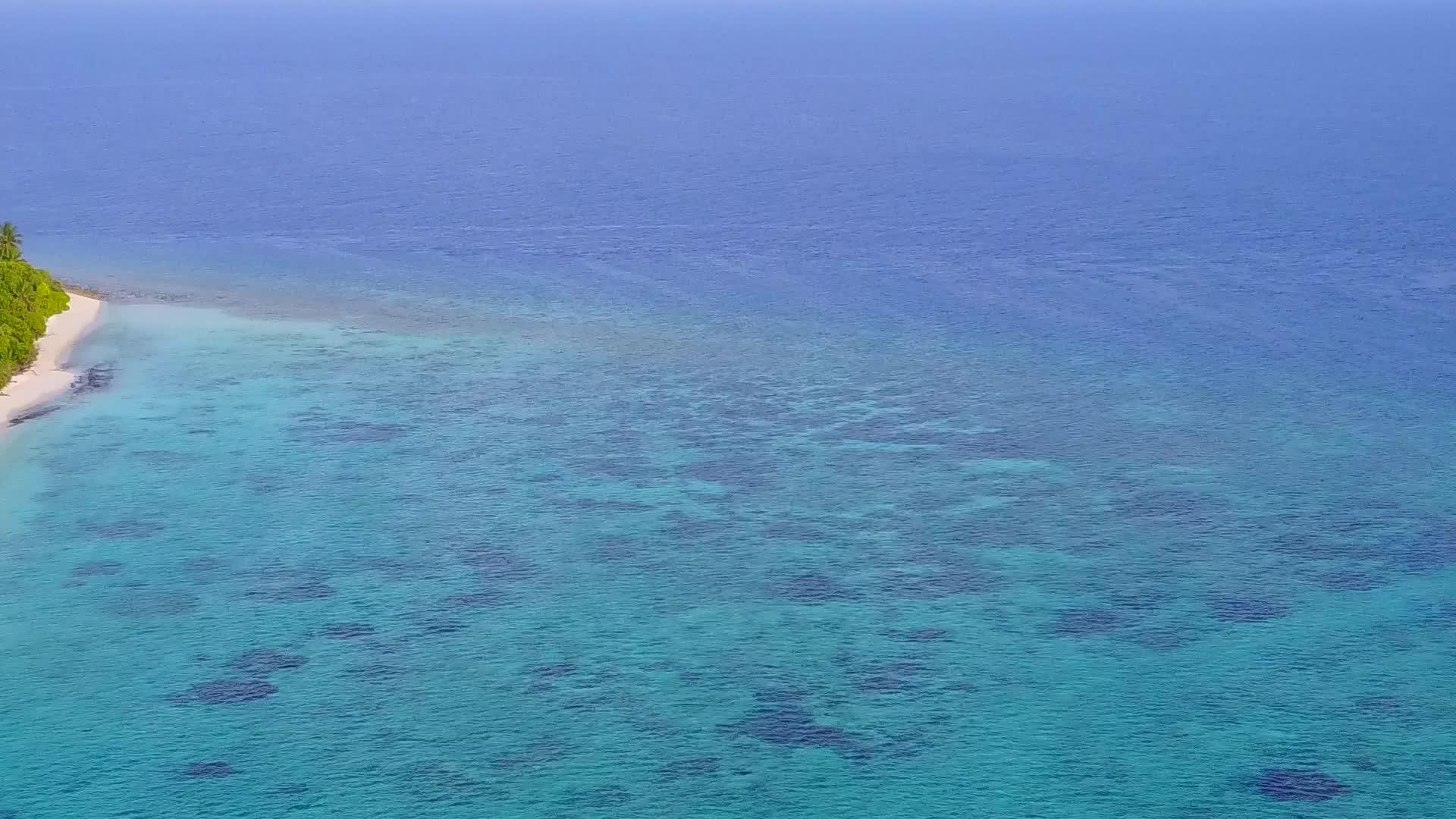 海洋海岸线海滩旅行的中海景从蓝色水有白色沙子背景视频的预览图