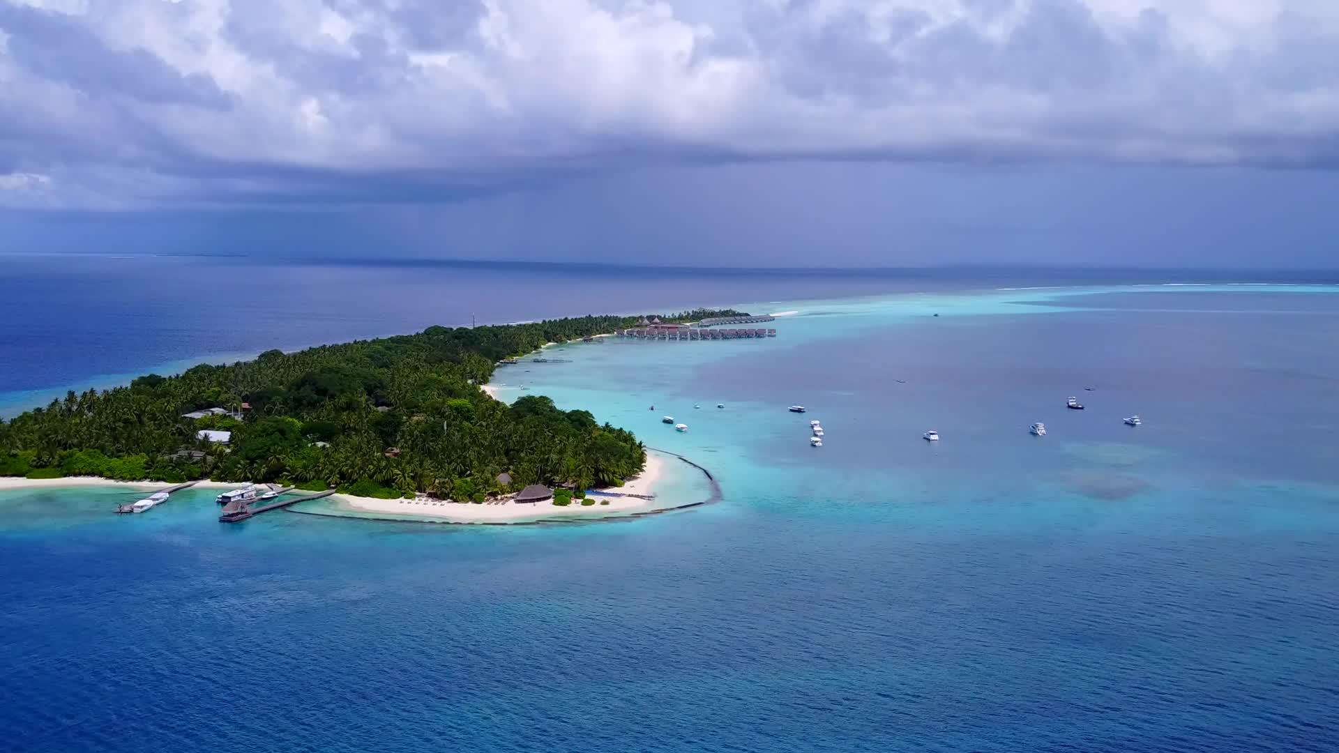 通过绿松石环礁湖和清洁海滩观赏海滩旅游活动视频的预览图
