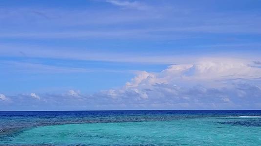 以蓝绿色海洋和白色沙沙为例的海滩生活是一个异国他乡的度假胜地视频的预览图