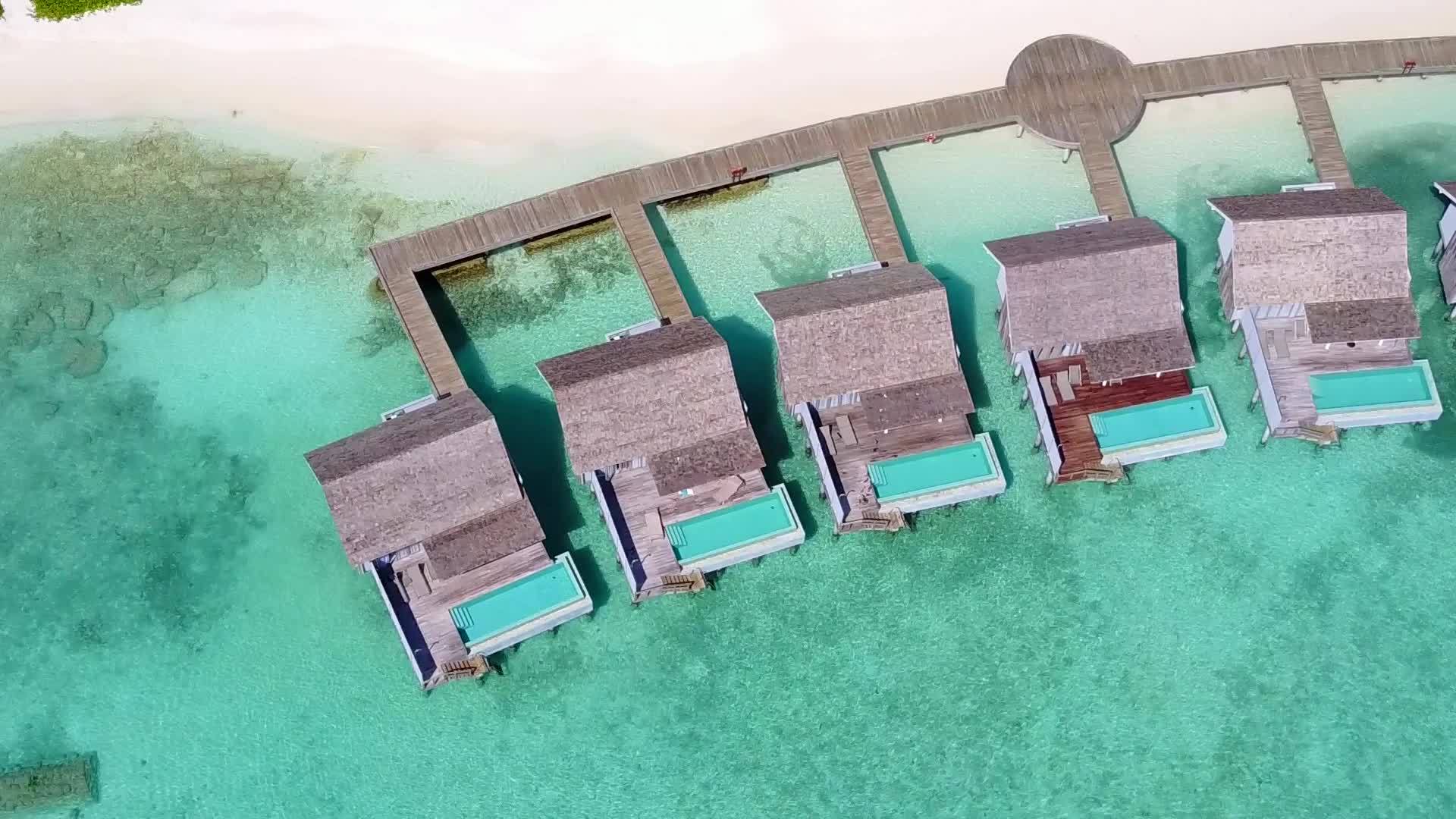 宁静度假胜地海滩度假海景蓝水和明沙浅沙背景视频的预览图