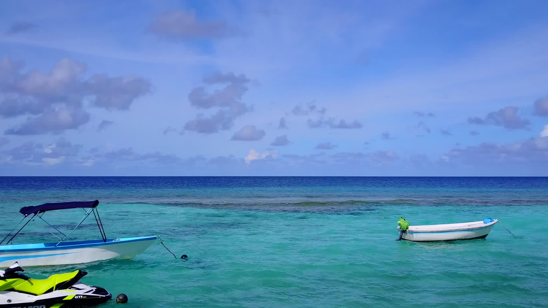 无人驾驶的无人驾驶海滩航行背景为蓝海和白色沙尘视频的预览图