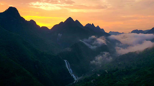 贵州大山中的瀑布视频的预览图