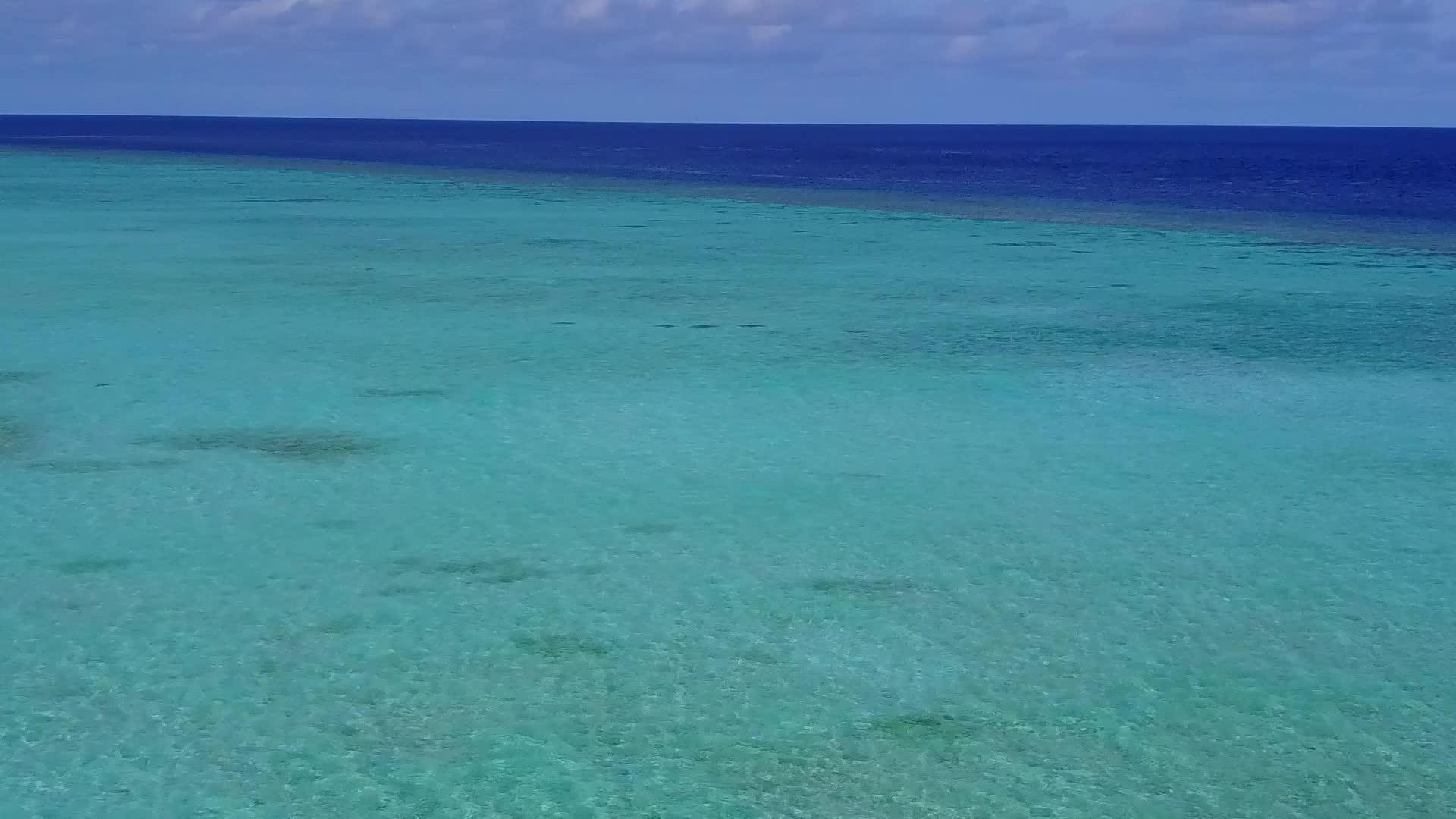 以浅海和白色沙滩为背景无人在地下环礁湖的海滩时间视频的预览图